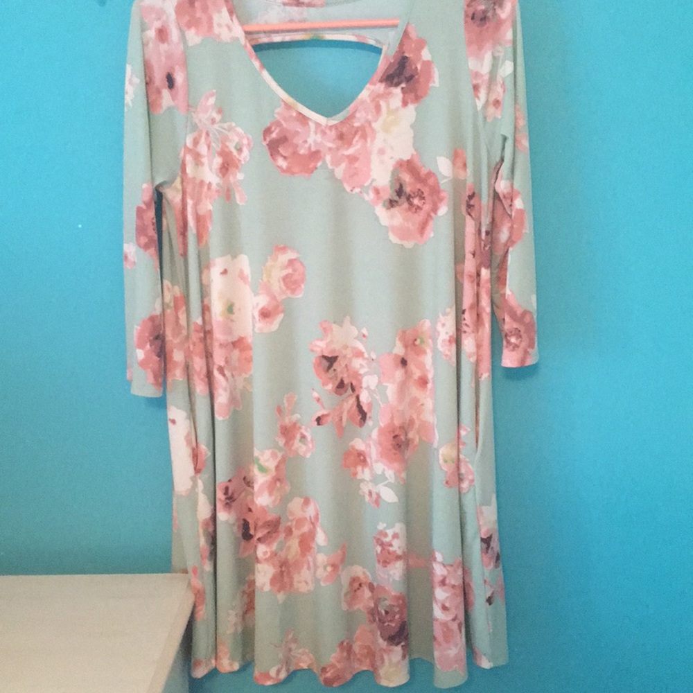 Floral v-neck tunic with hole in back